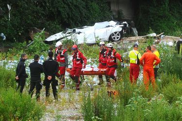 Les secours interviennent sur les lieux de l'effondrement, mardi à Gênes.
