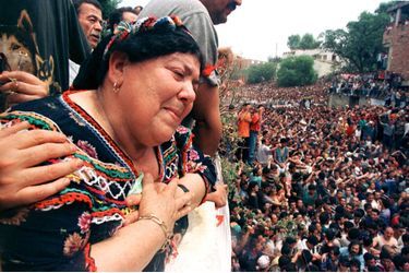 À l’occasion de ses funérailles de Matoub Lounès, dimanche 28 juin 1998,  des milliers de personnes se sont réunies dans les rues de Taourirt Moussa, le village du « lion de Kabylie ». Ici, la mère du chanteur.
