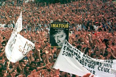 À l’occasion de ses funérailles de Matoub Lounès, dimanche 28 juin 1998,  des milliers de personnes se sont réunies dans les rues de Taourirt Moussa, le village du « lion de Kabylie ».