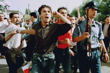 À l’annonce de la mort de Matoub Lounès, le jeudi 25 juin 1998, tristesse, désespoir, colère et violences dans les rues de Tizi Ouzou.