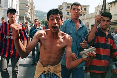 Au lendemain de la mort de Matoub Lounès, le 26 juin 1998, tristesse, désespoir, colère et violences dans les rues de Tizi Ouzou.
