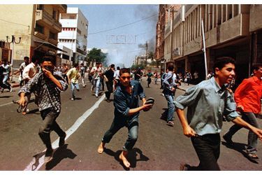 Au lendemain de la mort de Matoub Lounès, le 26 juin 1998, tristesse, désespoir, colère et violences dans les rues de Tizi Ouzou.