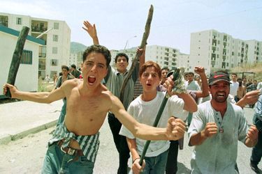 Au lendemain des funérailles de Matoub Lounès, lundi 29 juin 1998, tristesse, désespoir, colère et violences dans les rues de Tizi Ouzou.