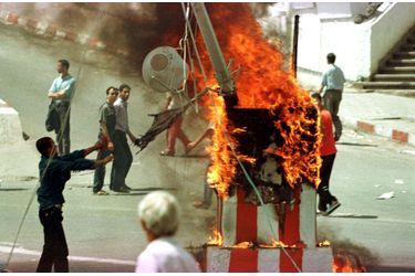 À l’annonce de la mort de Matoub Lounès, le jeudi 25 juin 1998, tristesse, désespoir, colère et violences dans les rues de Tizi Ouzou.