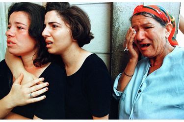 Le 27 juin 1998, deux jours après la mort de Matoub Lounès, des femmes réunies devant l&#039;hôpital où repose le corps du « lion de Kabylie », à Tizi Ouzou.