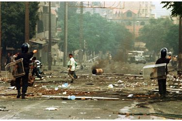 Le 27 juin 1998, deux jours après la mort de Matoub Lounès, tristesse, désespoir, colère et violences dans les rues de Tizi Ouzou.