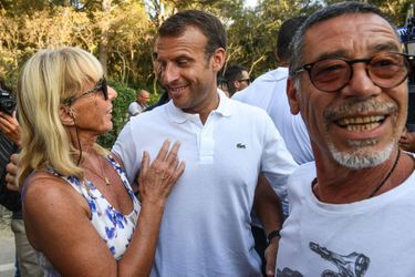 Accompagné de son épouse Brigitte, le président de la République Emmanuel Macron a pris un bain de fou au pied du fort de Brégançon (Var), mardi soir.