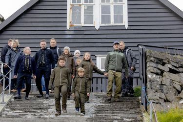 La princesse Mary et le prince Frederik de Danemark avec leurs enfants à Mikladalur dans les îles Féroé, le 24 août 2018