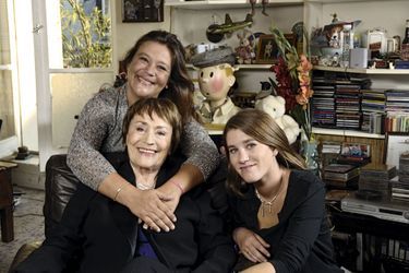 Chez elle, à 75 ans, rue du Foin, à Paris, avec Giulia et Lola, sa petite-fille de 21 ans, en 2006. 