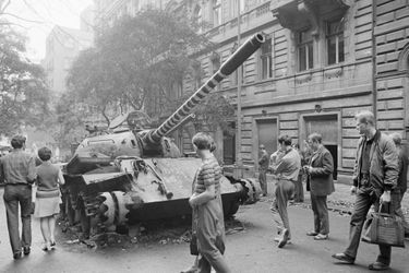 Quelques jours après l'invasion de la Tchécoslovaquie par les troupes du pacte de Varsovie, le reporter de Paris Match Jack Garofalo arpente les rues de Prague occupée. Ici, des civils regardant les restes d'un char d'assaut ayant brûlé.