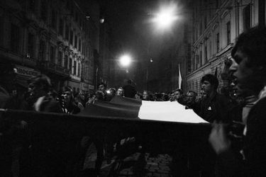 Quelques jours après l'invasion de la Tchécoslovaquie par les troupes du pacte de Varsovie, le reporter de Paris Match Jack Garofalo arpente les rue de Prague occupée. Ici, de jeunes manifestants dans la rue, la nuit, brandissant un drapeau tchécoslovaque. 