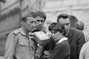 Quelques jours après l'invasion de la Tchécoslovaquie par les troupes du pacte de Varsovie, le reporter de Paris Match Jack Garofalo arpente les rue de Prague occupée. Ici, un soldat tchécoslovaque et de s civils écoutent les nouvelles diffusées par l'occupant.  