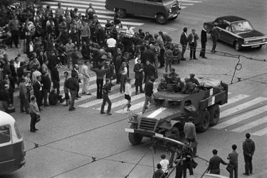 Quelques jours après l'invasion de la Tchécoslovaquie par les troupes du pacte de Varsovie, le reporter de Paris Match Jack Garofalo arpente les rue de Prague occupée. Regroupés à un carrefour, des habitants observent le passage d'un blindé de l'armée. 