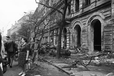 Quelques jours après l'invasion de la Tchécoslovaquie par les troupes du pacte de Varsovie, le reporter de Paris Match Jack Garofalo arpente les rues de Prague occupée. Ici dans la rue suite à une manifestation, les gravas d'un immeuble partiellement détruit jonchent le trottoir, ainsi que des arbres tombés et de véhicules blindés endommagés.