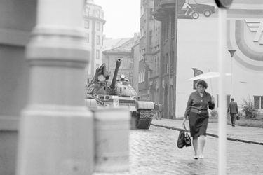 Quelques jours après l'invasion de la Tchécoslovaquie par les troupes du pacte de Varsovie, le reporter de Paris Match Jack Garofalo arpente les rue de Prague occupée. Une femme marchant dans une rue, sous la pluie, suivie d'un véhicule blindé. 