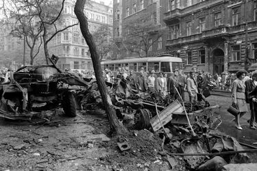 Quelques jours après l'invasion de la Tchécoslovaquie par les troupes du pacte de Varsovie, le reporter de Paris Match Jack Garofalo arpente les rue de Prague occupée. Ici, des carcasses de véhicules calcinés, vestiges des heurts violents.  