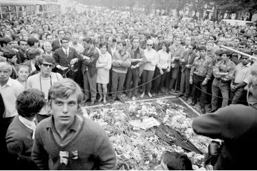 Quelques jours après l'invasion de la Tchécoslovaquie par les troupes du pacte de Varsovie, le reporter de Paris Match Jack Garofalo arpente les rue de Prague occupée. La foule se recueille autour d'un mémorial pour les victimes de la répression. 