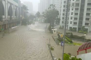Le super typhon Mangkhut a semé dimanche le chaos à Hong Kong en faisant littéralement trembler ses gratte-ciel, après avoir frappé le nord des Philippines où il a fait au moins 49 morts.