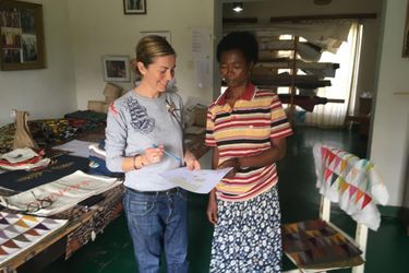 Véronique Gamard, cofondatrice d’Ibaba Rwanda, avec une brodeuse de la coopérative. 