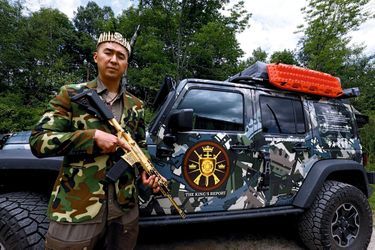 Une couronne de douilles pour le pasteur Hyung Jin Sean Moon, fils du fondateur de la secte Moon. Et des versets de l’Apocalypse gravés sur sa Jeep et son AR-15 doré.