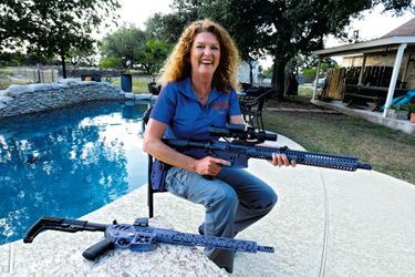 Tina la Texane assortit son pistolet Glock et ses AR-15 à ses tee-shirts.