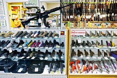 Du revolver rose bonbon au fusil-mitrailleur : une armurerie à Gun Barrel City. Pour habiter cette ville texane, il est obligatoire d’être armé.