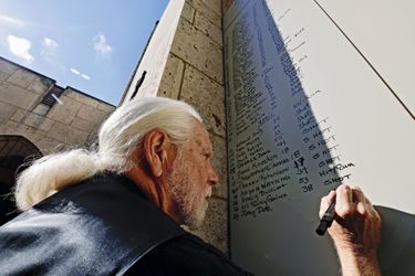 Chaque semaine, le révérend Bill Terry inscrit le nom des personnes victimes d’homicide sur un mur de l’église St. Anna à La Nouvelle-Orléans.