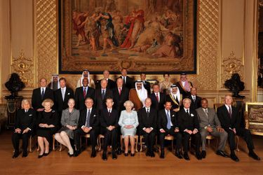 L'émir du Koweït, le cheikh Sabah al-Ahmad al-Sabah (3e rang à gauche), avec la reine Elizabeth II et ses autres invités royaux à Windsor, le 19 mai 2012
