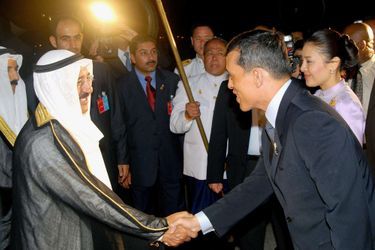 L&#039;émir du Koweït, le cheikh Sabah al-Ahmad al-Sabah, avec le prince héritier Maha Vajiralongkorn de Thaïlande à Bangkok, le 11 juin 2006