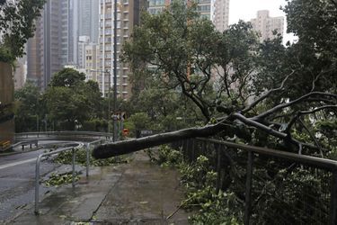 Le super typhon Mangkhut a semé dimanche le chaos à Hong Kong en faisant littéralement trembler ses gratte-ciel, après avoir frappé le nord des Philippines où il a fait au moins 49 morts.