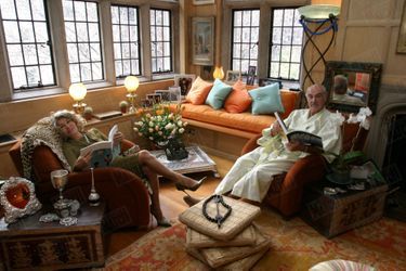 Sean Connery et son épouse Micheline dans le salon de leur appartement de Manhattan à New York en novembre 2004. 
