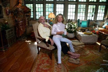 Sean Connery et son épouse Micheline dans le salon de leur appartement de Manhattan à New York en octobre 2007.