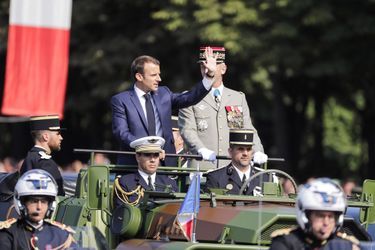 Emmanuel Macron, au côté de son chef d'état-major des Armées, défile sur les Champs-Elysées 