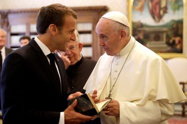 Echange de cadeaux entre Emmanuel Macron et le pape François. 