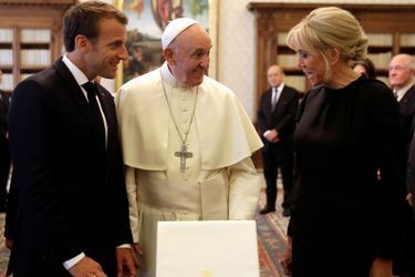 Le pape François en compagnie d&#039;Emmanuel Macron et son épouse Brigitte. 