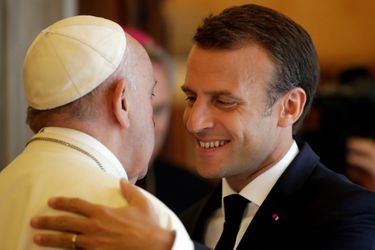 Emmanuel Macron et le pape François. 