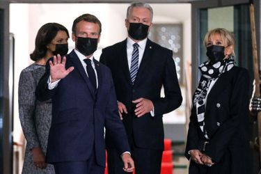 Emmanuel et Brigitte Macron ont été reçus par le président lituanien Gitanas Nauseda et son épouse Diana Nausediene, au palais des Grands Ducs à Vilnius, lundi soir pour un dîner officiel. 