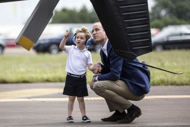 En juillet 2016, George découvre le métier de son père, pilote d&#039;hélicoptère. 