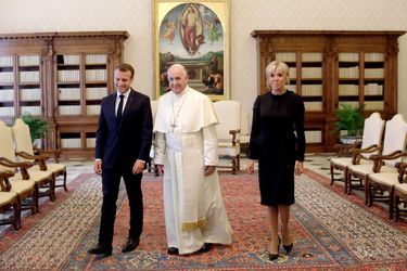 Emmanuel et Brigitte Macron avec le pape François mardi au Vatican.