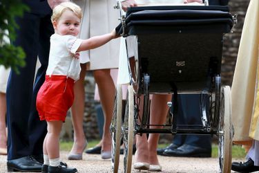 En juillet 2015, le prince George observe sa petite soeur. 