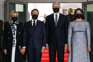 Emmanuel et Brigitte Macron ont été reçus par le président lituanien Gitanas Nauseda et son épouse Diana Nausediene, au palais des Grands Ducs à Vilnius, lundi soir pour un dîner officiel. 