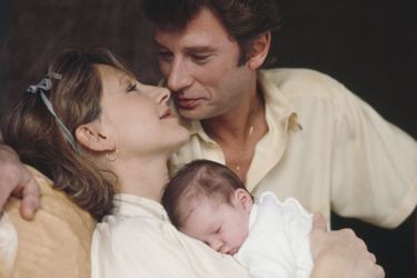 Nathalie Bayeet Johnny Hallyday avec leur fille Laura en 1983