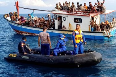 Une centaine de Rohingyas se trouvaient à bord d&#039;une embarcation de fortune et ont été secourus par des pêcheurs de Sumatra.