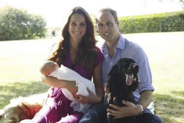 George et ses parents, accompagnés du chien Lupo en août 2013, dans le jardin familial. 
