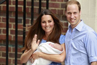 Le 23 juillet 2013, le prince George sort de la maternité dans les bras de sa mère. 