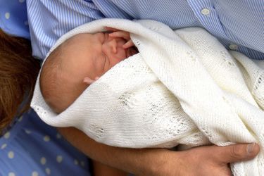 Le 23 juillet 2013, le prince George sort de la maternité dans les bras de sa mère. 