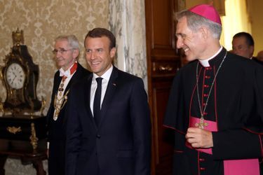 Emmanuel Macron en compagnie de l'archevêque Georg Gaenswein au Vatican.