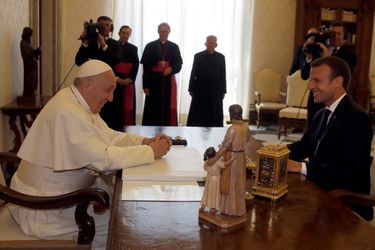 Emmanuel Macron rencontre le pape François.