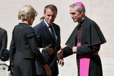 Emmanuel Macron et son épouse Brigitte au Vatican mardi.