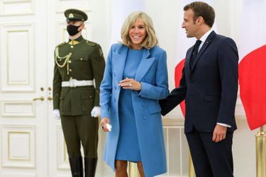 Emmanuel et Brigitte Macron, au palais présidentiel de Vilnius, lundi. 